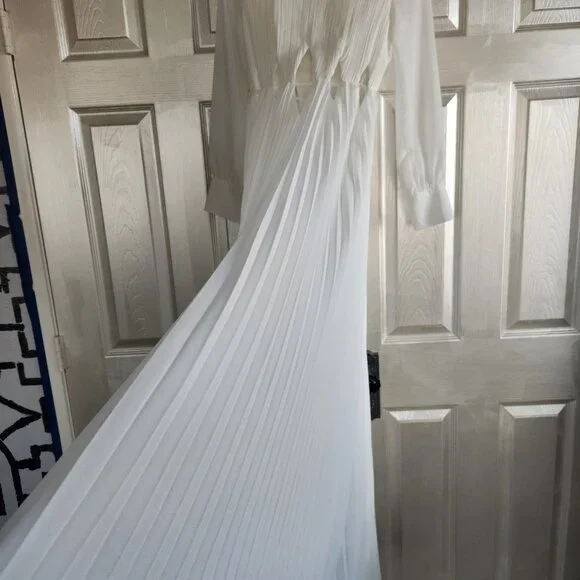 NEW White floor length pleated long sleeve cutout gown Size 8 - Picture 15 of 16